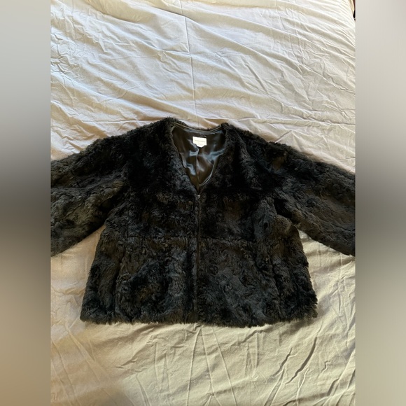 CLUB MONACO Faux fur cropped Black sized medium jacket. - Picture 3 of 12